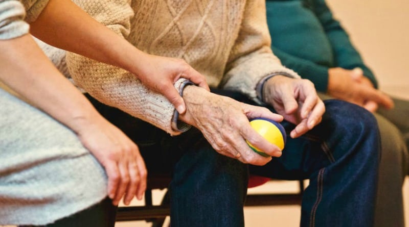When Roles Reverse: 5 Tips for Taking Care of Elderly Parents Without Losing Yourself
