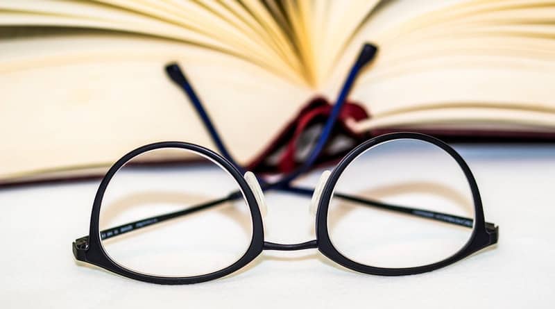 Choosing Between Eyeglasses and Contact Lenses