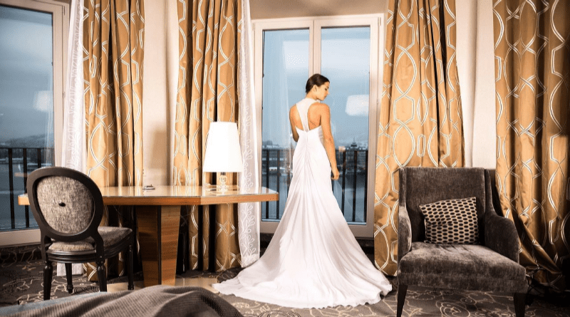 How do you pose a wedding dress