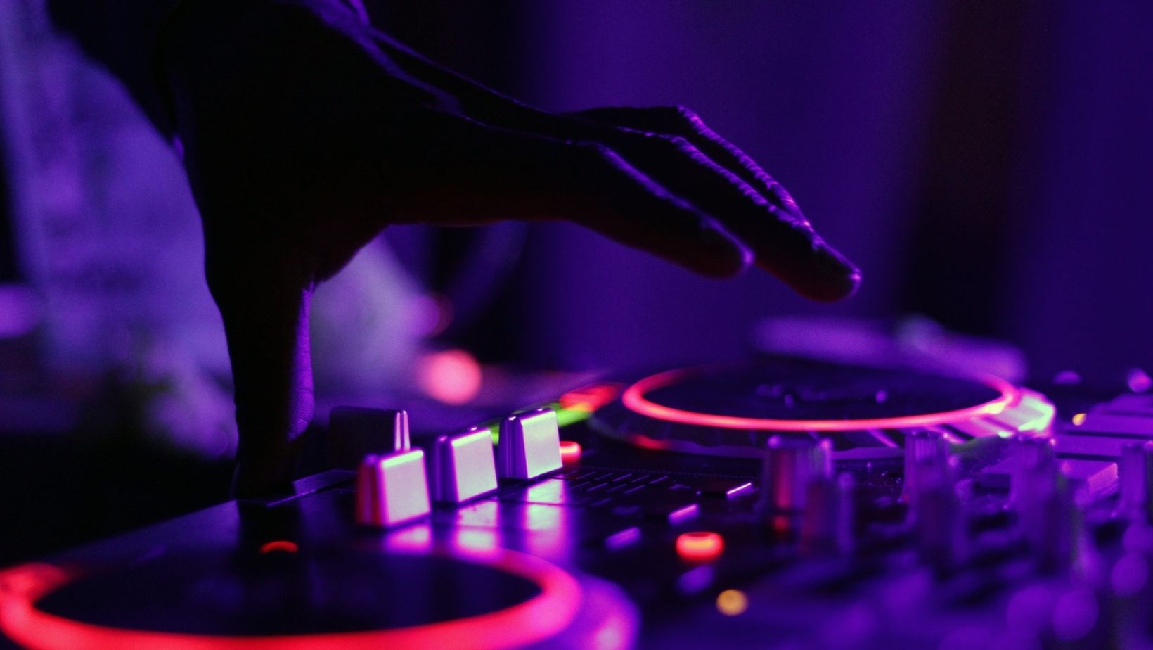 A Beginner's Guide to DJ Decks