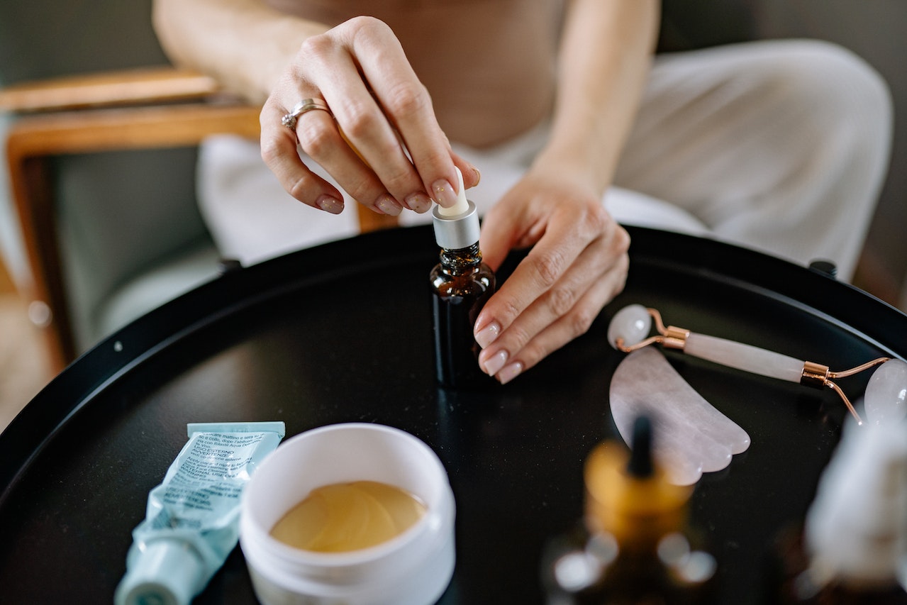Benefits-of-essential-oils-on-skin-how-to-use-essential-oils-on-skin