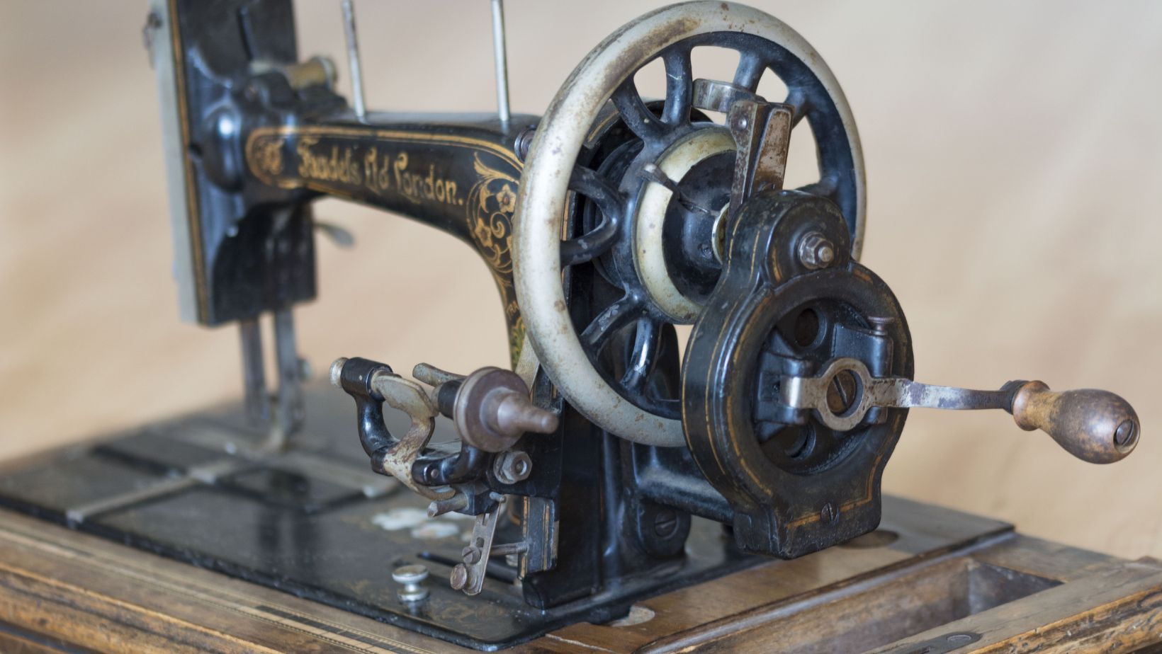 vintage value of old singer sewing machine in wood cabinet